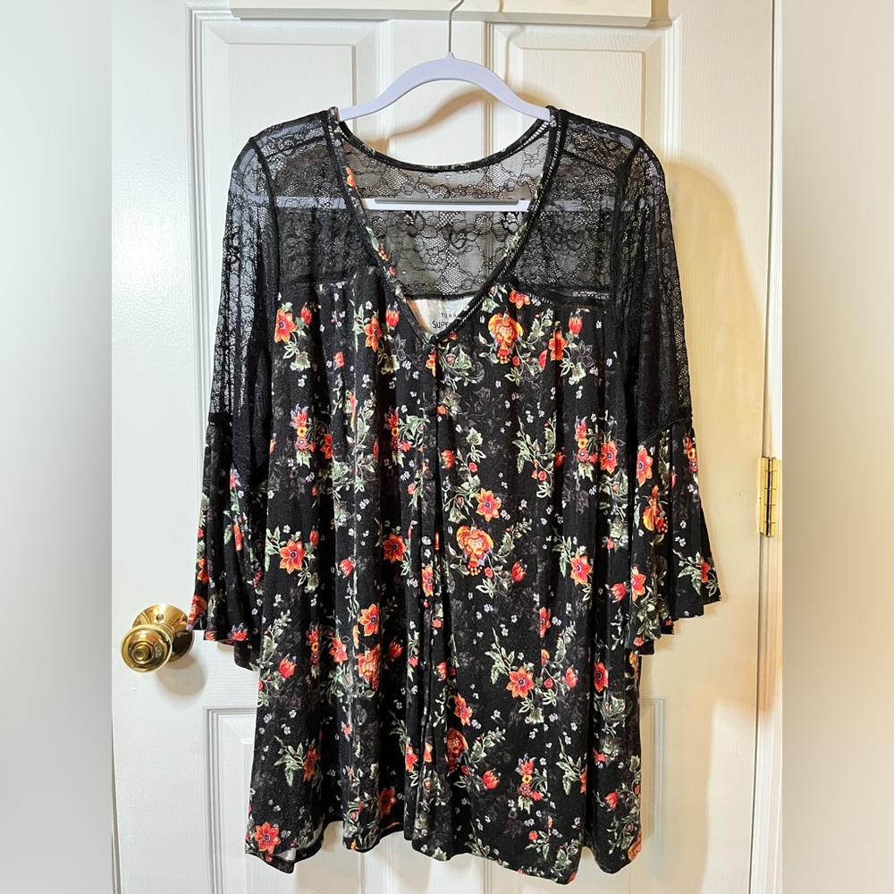 Torrid SZ 3 Super Soft button front w/lace inset & bell sleeve, black floral